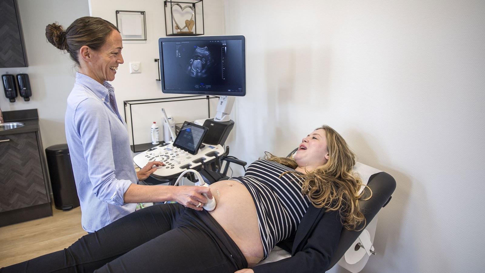 Integrale geboortezorg: Verloskundige maakt echo bij liggende zwangere vrouw